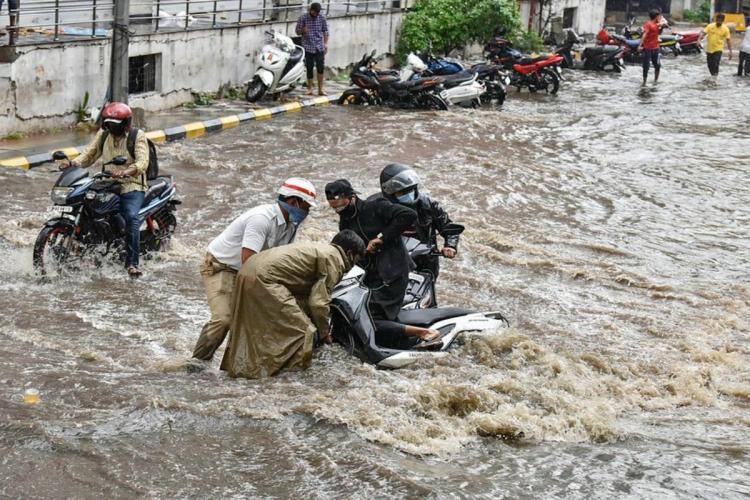 Weather Updates in India IMD Alert These states to witness heavy rainfall till July 23 Weather Updates in India: ২৩ জুলাই পর্যন্ত ভারী বৃষ্টি, এই রাজ্যগুলিকে সতর্ক করল আবহাওয়া দফতর
