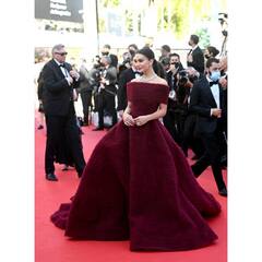 Cannes 2021: एमी जैक्सन ने बरगंडी बॉलगाउन में दिखाया अपना Princess Look, कॉन्स के रेड कार्पेट बिखेरा अपना जलवा