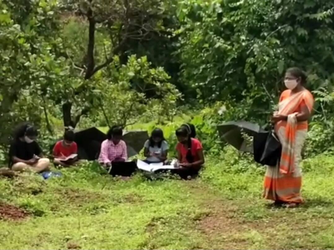 कोकणातील कोंडुरे गावातील मुलांची नेटवर्कअभावी ऑनलाईन अभ्यासासाठी भटकंती