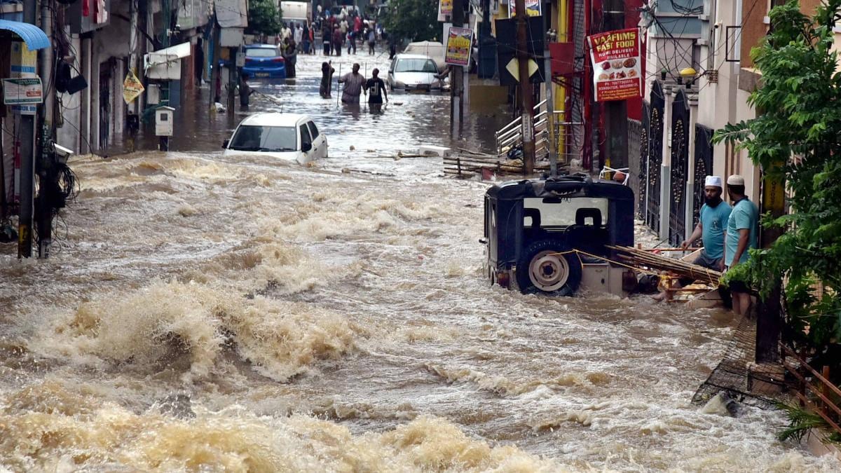 Dangerous Roads: వదల బొమ్మాళీ వదల .... రోడ్కెక్కితే అంతే...ఏటా ఇంతే....