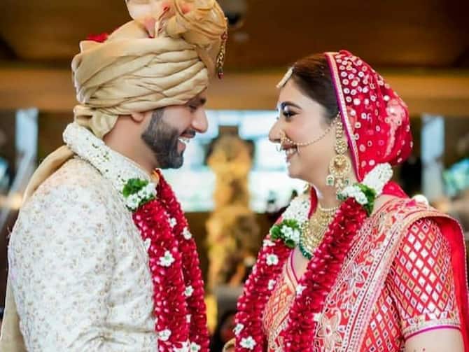 Rahul Vaidya-Disha Parmar Wedding Photos: Bigg Boss 14 & Khatron Ke Khiladi 11 Contestant Gets Married To Girlfriend Rahul Vaidya-Disha Parmar Wedding Photos: Bigg Boss 14 & Khatron Ke Khiladi 11 Contestant Gets Married To Girlfriend