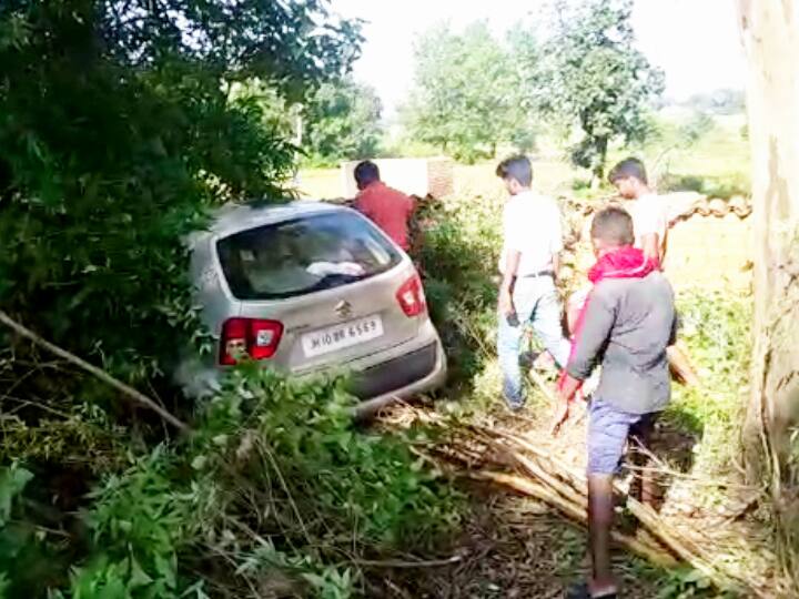 बांकाः दो युवकों को धक्का मारते हुए गड्ढे में गिरी अनियंत्रित कार, एक युवक की मौत, दूसरा गंभीर one young man died in road accident banka and another one is injured car driver is arrested by police ann बांकाः दो युवकों को धक्का मारते हुए गड्ढे में गिरी अनियंत्रित कार, एक युवक की मौत, दूसरा गंभीर