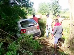 बांकाः दो युवकों को धक्का मारते हुए गड्ढे में गिरी अनियंत्रित कार, एक युवक की मौत, दूसरा गंभीर