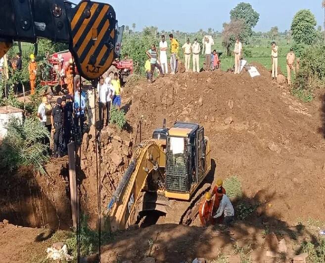 Mp vidisha news many people fall in well in ganjbasoda rescue operation continue એક બાળકને કૂવામાંથી બહાર કાઢવાની કોશિશમાં 30 લોકો ખાબક્યાં કૂવામાં, 4નાં મોત, જાણો શું છે ઘટના