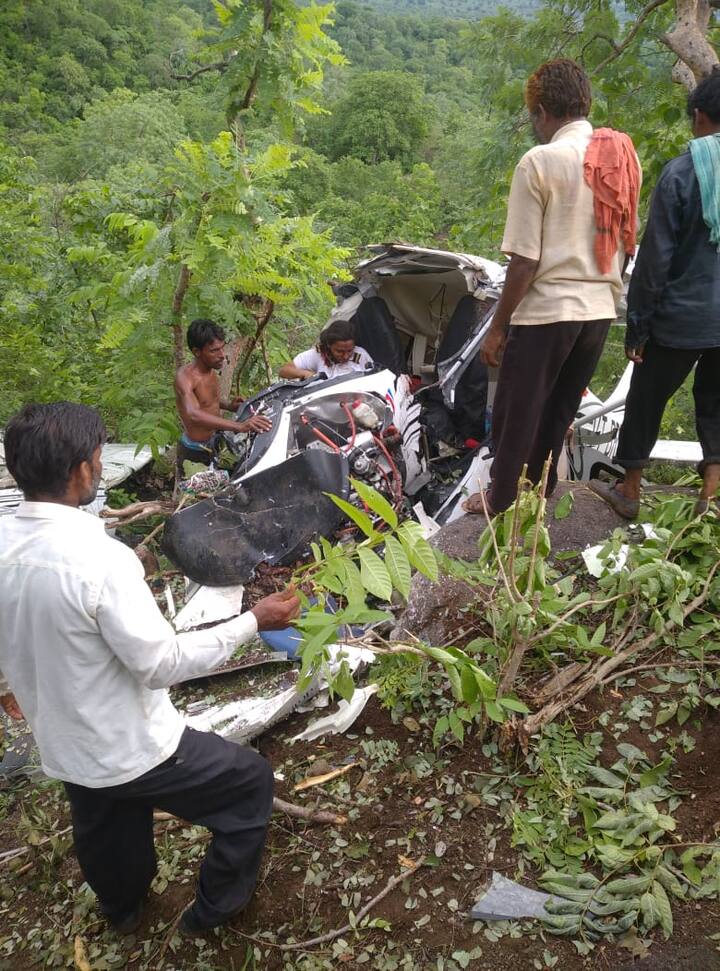 ट्रेनिंग चार्टर विमान  कोसळून एक जण ठार तर एक जण जखमी झाल्याची दुर्दैवी घटना जळगाव जिल्ह्यात चोपडा तालुक्यातील वर्डी गावा जवळ सातपुडा पर्वत रांगेत घडली आहे.