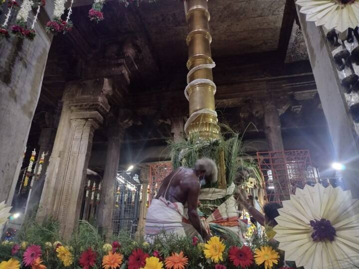 கள்ளழகர் வளாகத்தில் உள்ள கொடிமரத்தில் பட்டர்கள்.