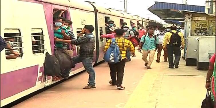 Staff Specials are overcrowded amid Local Train Services stopped doctors concerned about covid19 spike Staff Special Train: 'বন্ধ' লোকালের স্টাফ স্পেশালে জনজোয়ার, ভিড় দেখে শঙ্কিত চিকিৎসকরা