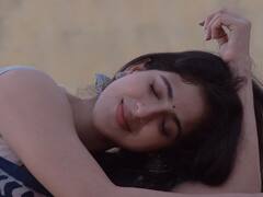 Actress Iswarya Menon pics : சேலை நதியோரமாய் நீந்தி விளையாடவா - ஐஸ்வர்யா மேனன் போட்டோஷூட்