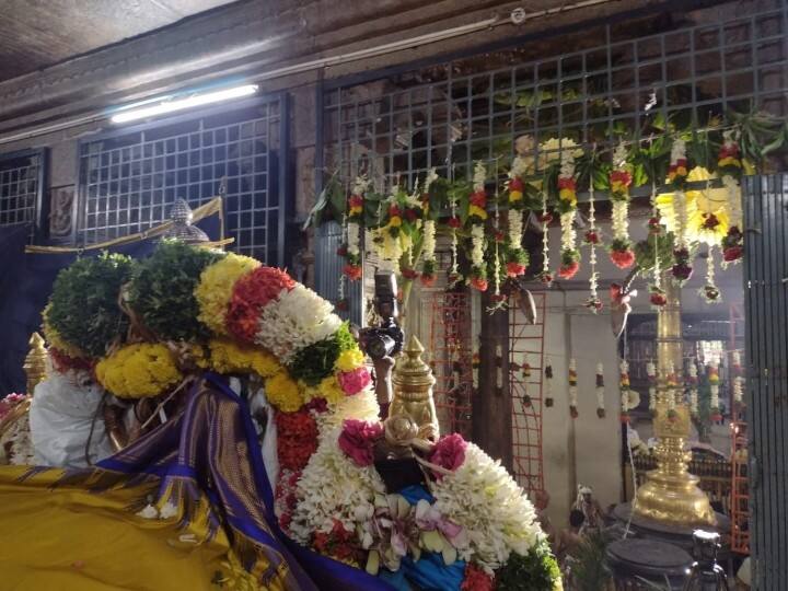 கள்ளழகர் உற்சவ மூர்த்தி கொடிமரம் முன்பாக வைக்கப்பட்டுள்ளது.