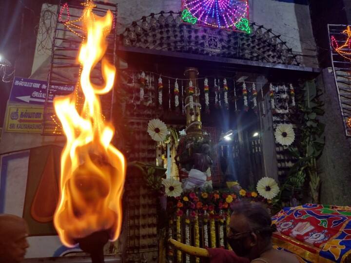 கள்ளழகர் கொடியேற்றத்தின் போது தீ பந்தம் ஏந்தும் நிகழ்வு.