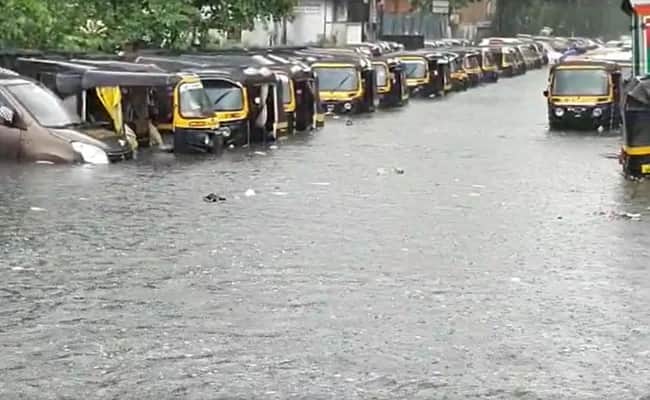 Heavy rainfall causes waterlogging wadala,Mumbai Mumbai Weather:ભારે વરસાદના કારણે મુંબઇ બેહાલ, અનેક વિસ્તારમાં ભરાયા પાણી, ટ્રેનની અવરજવર પર અસર