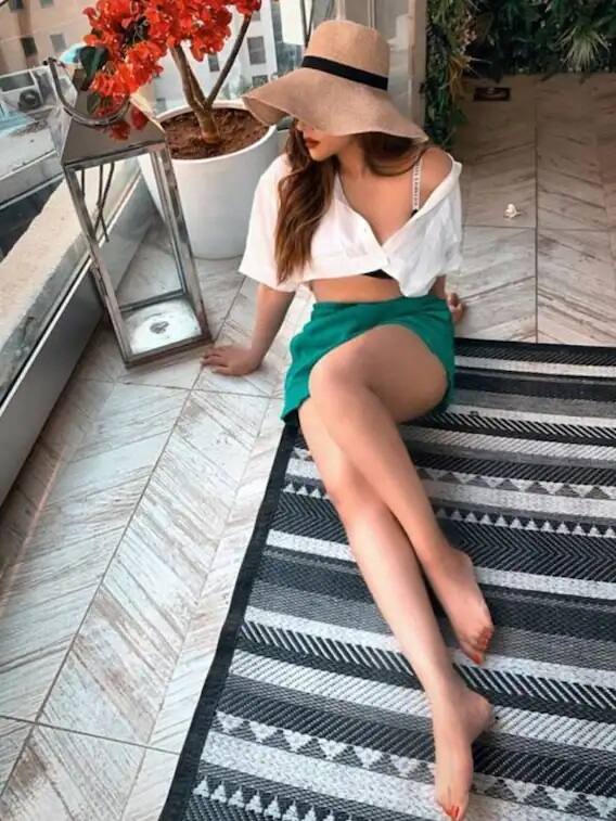 ਉਹ ਅਕਸਰ ਹੀ ਆਪਣੀਆਂ ਖ਼ੂਬਸੂਰਤ ਤੇ ਬੋਲਡ ਤਸਵੀਰਾਂ ਸੋਸ਼ਲ ਮੀਡੀਆ 'ਤੇ ਸਾਂਝੀਆਂ ਕਰਦੀ ਰਹਿੰਦੀ ਹੈ।