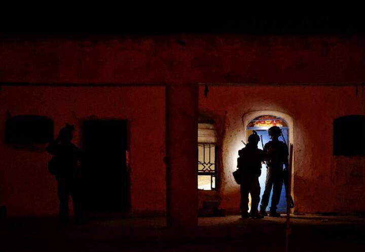 ஆப்கானிஸ்தானில் உள்ள கந்தகாரில் அமைந்துள்ள ஸ்பின் போல்டாக் மாவட்டத்தில் ஆப்கான் ராணுவ படைகளுக்கும், தாலிபன் தீவிரவாதிகளுக்கும் இடையே மோதல் நிகழ்ந்தது