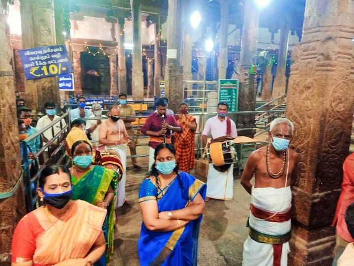 கள்ளழகர் கோவில் கொடியேற்றத்தை துணை ஆணையர் அனிதா பார்வையிட்டார்.