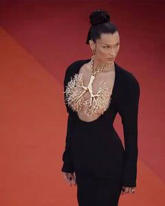 Cannes 2021: ਬੇਹੱਦ ਬੋਲਡ ਲੁੱਕ ਨਾਲ ਰੈੱਡ ਕਾਰਪੇਟ 'ਤੇ ਉੱਤਰੀ ਬੇਲਾ ਹਦੀਦ, ਵੇਖੋ ਸ਼ਾਨਦਾਰ ਤਸਵੀਰਾਂ