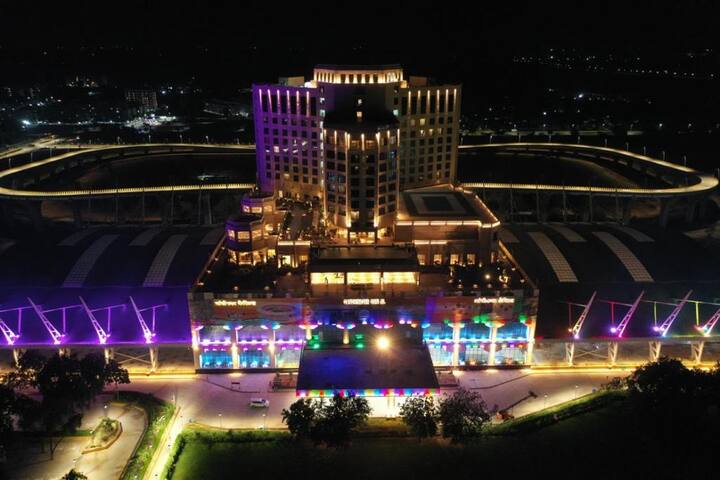 मोदींच्या हस्ते गुजरातमध्ये रेल्वेच्या काही महत्वाच्या प्रकल्पांचं उद्घाटन होईल तसंच ‘अॅक्वाटिक्स अॅन्ड रोबॉटिक्स गॅलरी’ आणि गुजरात सायंस सिटीमधील ‘नेचर पार्क’ देखील लोकार्पित केलं जाणार आहे. (Photo Tweeted by @narendramodi)