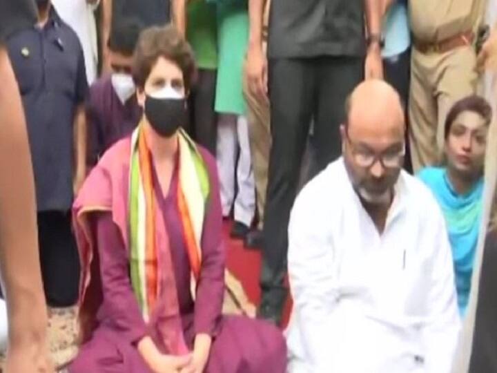 Priyanka Gandhi Vadra sitting on dharna in Lucknow, Ajay Kumar Lallu also present लखनऊ में धरने पर बैठीं प्रियंका गांधी वाड्रा, साथ में अजय कुमार लल्लू भी मौजूद