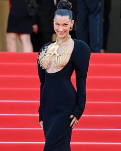 Cannes 2021: बेहद बोल्ड ड्रेस पहने रेड कार्पेट पर पहुंच गईं बैला हदीद, यहां देखिए तस्वीरें