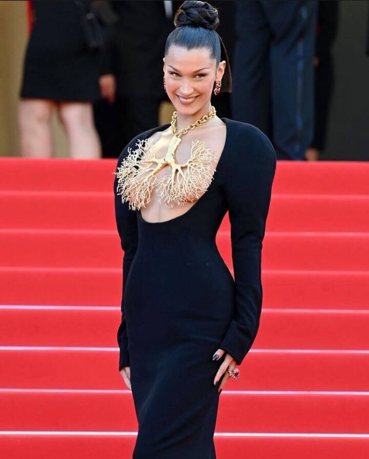 24 वर्षीय, बेला 'थ्री फ्लोर्स' के प्रीमियर में पहुंची. इस मौके पर उन्होंने काले रंग की पोशाक पहनी थी जिसके साथ उन्होंने गोल्डन नेकलेस कैरी किया था, जो ह्यूमन लंग्स की तरह दिख रहा था.