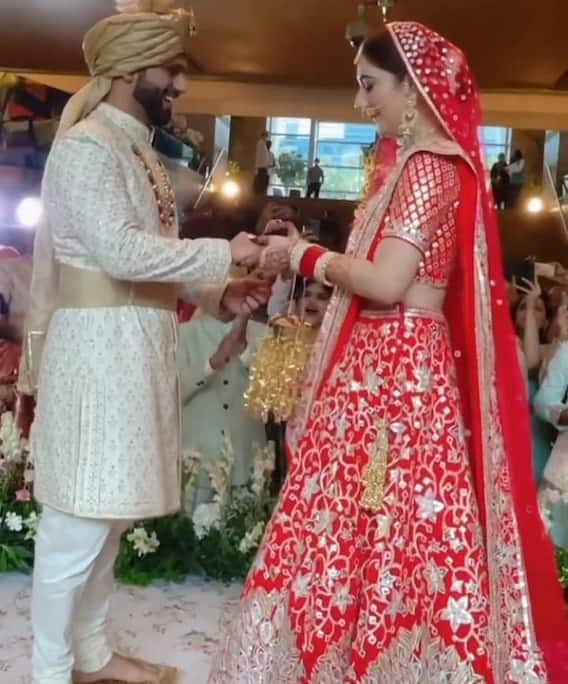 Rahul Disha Wedding Photos: दुल्हनिया दिशा को देखते ही राहुल वैद्य ने लगा लिया गले, यहां देखिए शादी वाले रोमांस की तस्वीरें