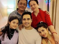 बॉलीवुड से दूर अब ऐसी है Mandakini की ज़िंदगी, देखिए परिवार के साथ तस्वीरें