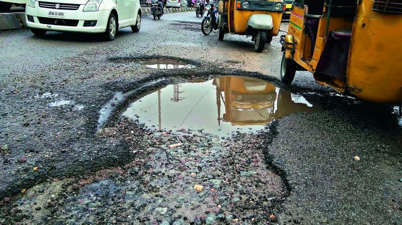 Dangerous Roads: వదల బొమ్మాళీ వదల .... రోడ్కెక్కితే అంతే...ఏటా ఇంతే....