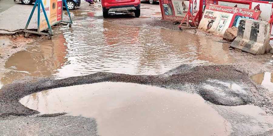 Dangerous Roads: వదల బొమ్మాళీ వదల .... రోడ్కెక్కితే అంతే...ఏటా ఇంతే....