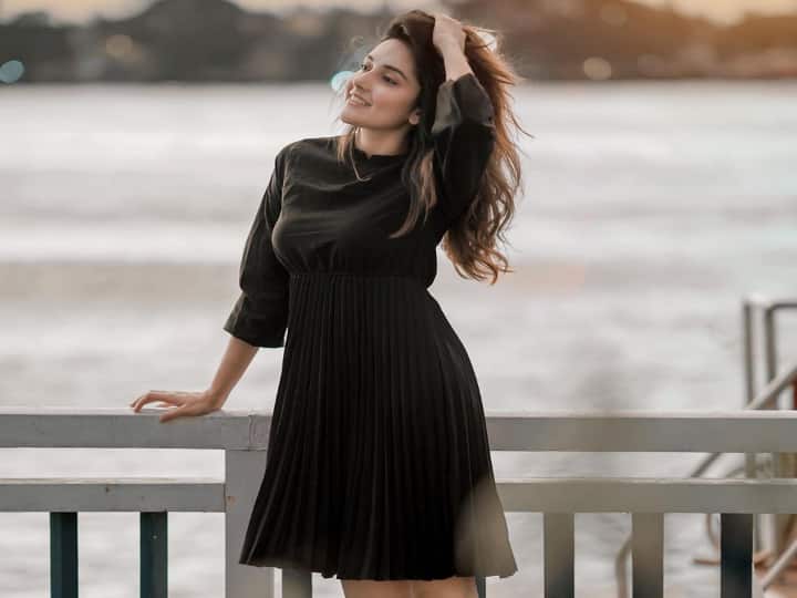 மஹிமா நம்பியார்,  தமிழ் மற்றும் மலையாள படங்களில் நடித்து வருகிறார் .