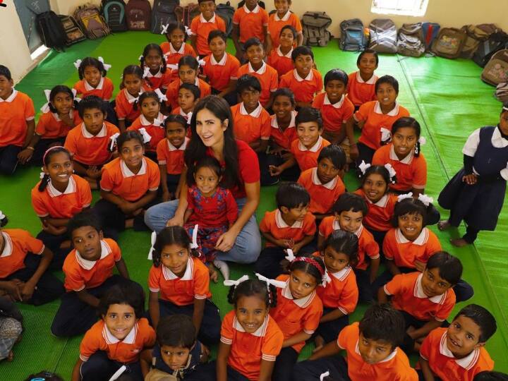 மும்பையில் உள்ள சித்திவிநாயக் கோயில் மற்றும் மவுண்ட் மேரி தேவாலயத்தையும், அஜ்மீரில் உள்ள தர்கா ஷெரீப் போன்ற இடங்களுக்கு தனது படம் வெளியாவதற்கு முன்பு செல்வதை வழக்கமாக வைத்துள்ளார்