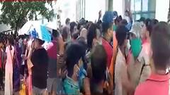 Corona Vaccine: স্বাস্থ্যকেন্দ্রে তালা, করোনার টিকা নিতে এসে হয়রানি, পুরুলিয়া স্বাস্থ্যকেন্দ্রে বিশৃঙ্খলা