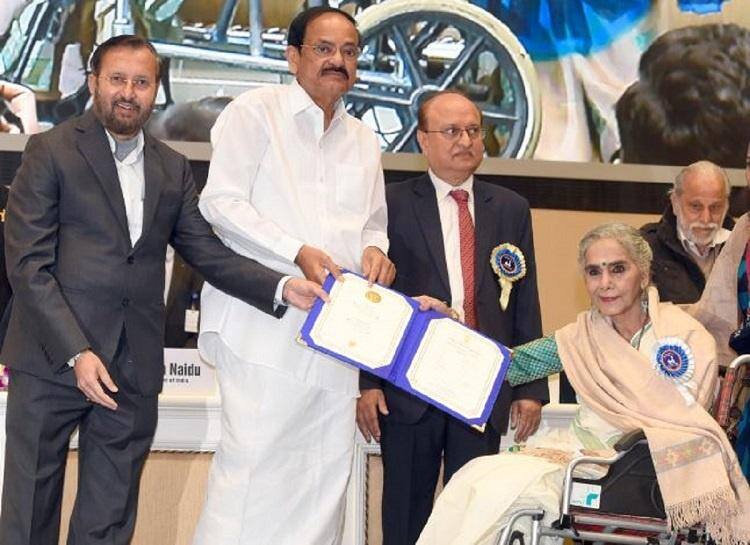 Surekha Sikri Death: व्हीलचेयर पर बैठकर रीसीव किया था नेशनल अवॉर्ड, ये हैं उनकी बेस्ट फिल्में और किरदार Surekha Sikri Death best films and characters played by surekha sikri died at 75 Surekha Sikri Death: व्हीलचेयर पर बैठकर रीसीव किया था नेशनल अवॉर्ड, ये हैं उनकी बेस्ट फिल्में और किरदार