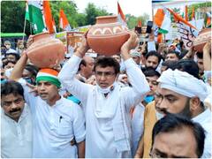 राजधानी दिल्ली में पानी की किल्लत को लेकर सीएम केजरीवाल के आवास के बाहर कांग्रेस का प्रदर्शन