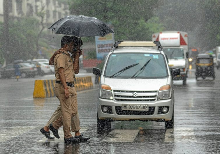 Monsoon In Mumbai: Waterlogging & Traffic Diversion In Several Areas, Harbor Line Affected Monsoon In Mumbai: Waterlogging & Traffic Diversion In Several Areas, Local Train Services Hit