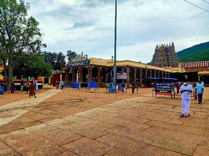அழகர்கோவில் வளாகத்தில் கூட்டமின்றி பக்தர்கள் சாமிதரிசனம்.