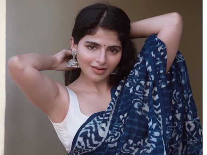 தங்கத் திங்கள் நெற்றிப் பொட்டும் இட்டு வெண்ணிலாவின் கன்னம் தொட்டு