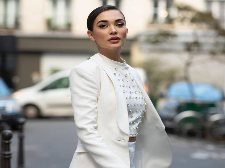 முன்னாள் மிஸ் டீன் வேர்ல்ட்,  எமி பதினைந்துக்கும் மேற்பட்ட படங்களில் நடித்துள்ளார்