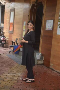 न कजरे की धार, न मोतियों के हार...सादा काला कुर्ता पहन डांस क्लास पहुंचीं Mouni Roy, दिखीं बेहद खूबसूरत