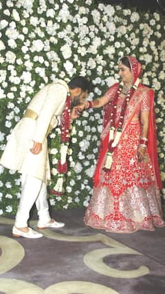 Rahul Disha Wedding Pics: লাল বেনারসিতে দরজা খুলে বেরিয়ে এলেন দিশা, আবেগে ভাসলেন রাহুল