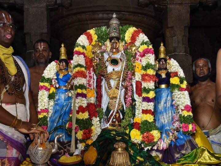 மதுரையின் தலைவன் கள்ளழகர் சிறப்பு அலங்காரத்தில்.