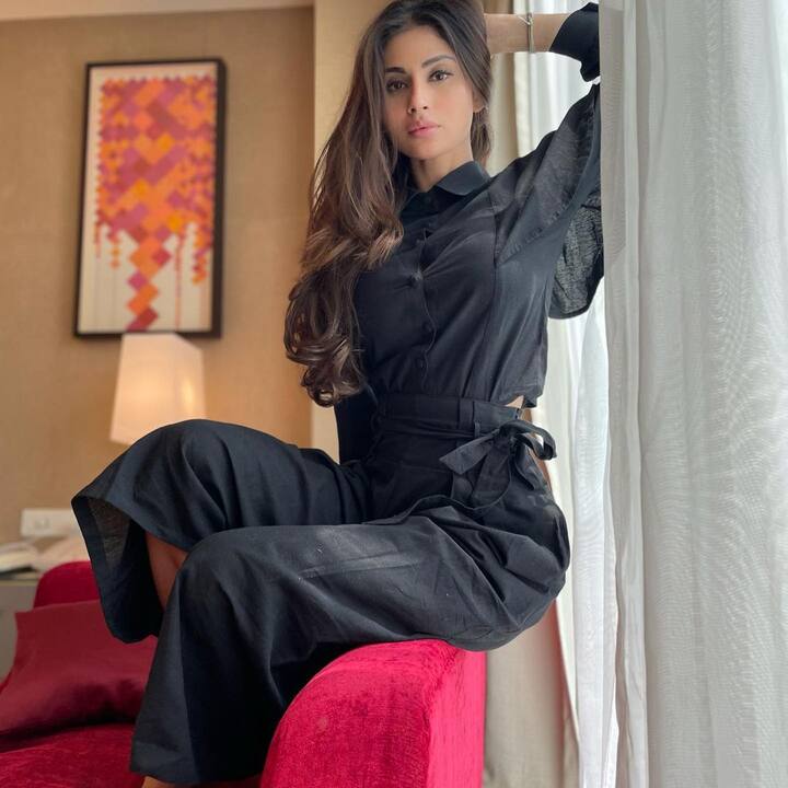 वहीं लगता है कि ब्लैक कलर मौनी रॉय का फेवरेट है. क्योंकि कुछ समय पहले भी मौनी रॉय ने इस शानदार लिबास में ये तस्वीर शेयर की थी. जिसमें वो पूरे स्टाइल से काउच पर बैठी नजर आ रही थीं. (फोटो - सोशल मीडिया)