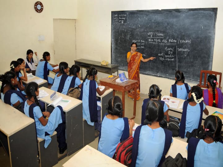 School Reopening: Schools have been partially opened in these states including Bihar, Haryana... School Reopening: बिहार, हरियाणा, महाराष्ट्र और गुजरात सहित इन राज्यों में आंशिक तौर पर खोले गए स्कूल