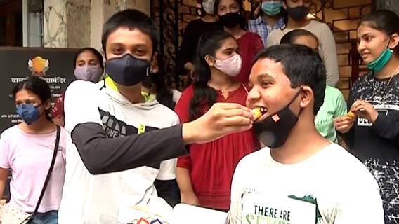 SSC Result | दहावीचा निकाल विद्यार्थ्यांना पाहण्यात अडचण, निकाल जाहीर झाला नाही तरी पेढेवाटप!