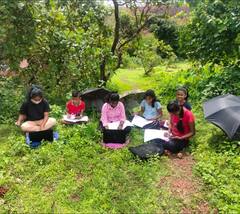 कोकणातील कोंडुरे गावातील मुलांची नेटवर्कअभावी ऑनलाईन अभ्यासासाठी भटकंती