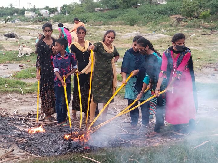 கரூர் : கொரோனாவின் பிடியிலிருந்து மக்கள் விடுபட தேங்காய் சுட்டு வழிபட்ட பெண்கள்..!