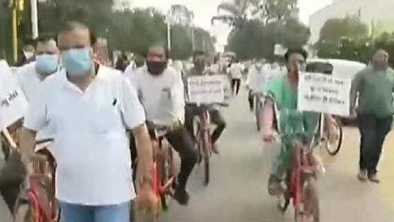 ગાંધીનગરમાં મોંઘવારીના વિરોધમાં કોગ્રેસે સાયકલ યાત્રા કાઢી કર્યો વિરોધ