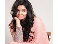Actress Ritika singh  pics:  சிங்கப்பூர் சேலை என் செவத்த பொண்ணு மேல -   ரித்திகா சிங் போட்டோ ஷூட்
