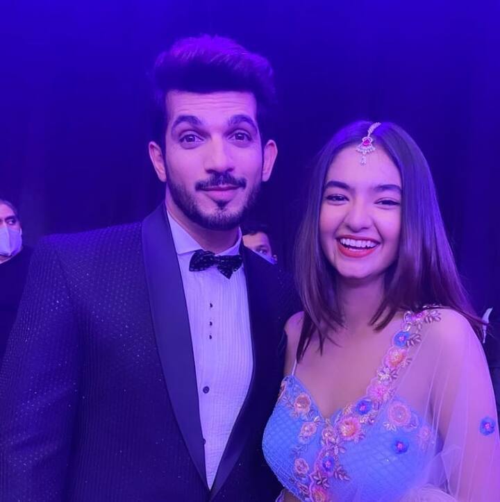 'Khatron Ke Khiladi 11' contestanrt Arjun Bijlani also attended the star-studded wedding reception held in Mumbai. He can be seen posing with Anushka Sen in the photo. (PIC Credit: Instagram)