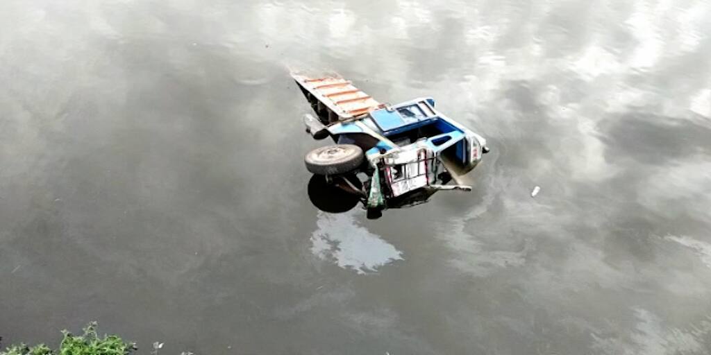 howrah santragachhi lorry fell into the lake from bridge Howrah: সাঁতরাগাছি ব্রিজ থেকে রেলিং ভেঙে ঝিলে পড়ে গেল লরি