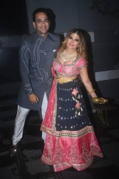 Rahul Vaidya-Disha Parmar की संगीत सेरेमनी में धमाल मचाने पहुंचीं Rakhi Sawant, लहंगा-चोली में पोज़ देकर लूटा सबका दिल