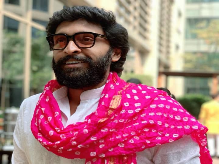 சிறந்த அறிமுக நடிகருக்கான விஜய் விருதை கும்கி படத்திற்காக வென்றார்